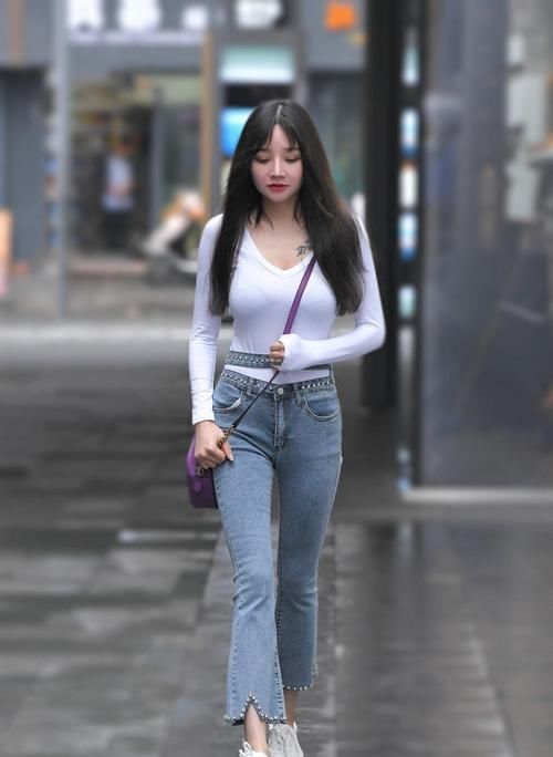  体现|牛仔短裤搭配白上衣，更能体现女性魅力