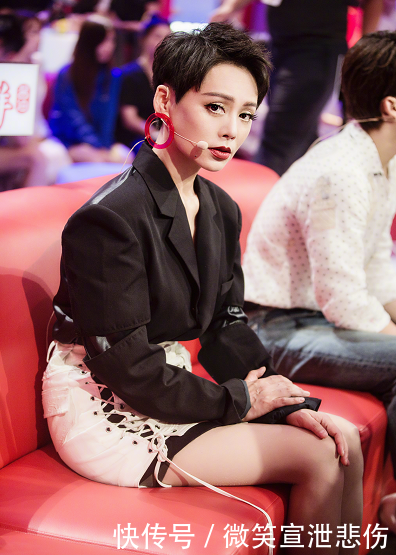 宁静因为耿直被热议，46岁的她打扮起来还是御姐，谁能说她老