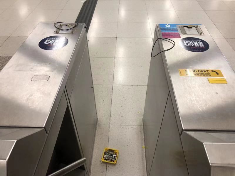  [闸机]黑衣人阻机场交通，港铁闸机被破坏，机场附近交通拥塞