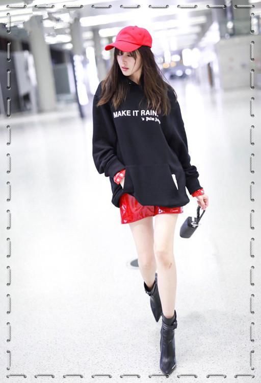 看了张天爱的活动照，再看机场照，网友：真不相信这是同一双腿！