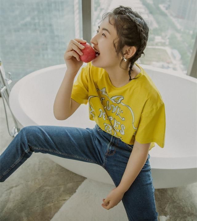 162的张子枫身材五五分，只要这么穿立马变成大长腿，还显年轻