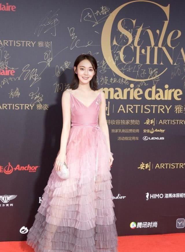  『黑色』低调奢华的同类色穿衣搭配，轻轻松松搭出现代感