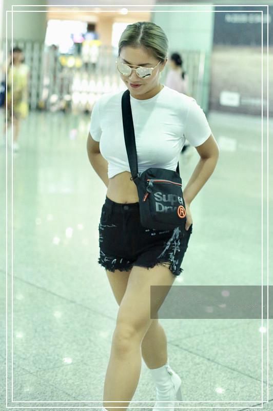 当130斤王菊和110斤何洁同穿短裤，我才知道什么是真正的肌肉腿！