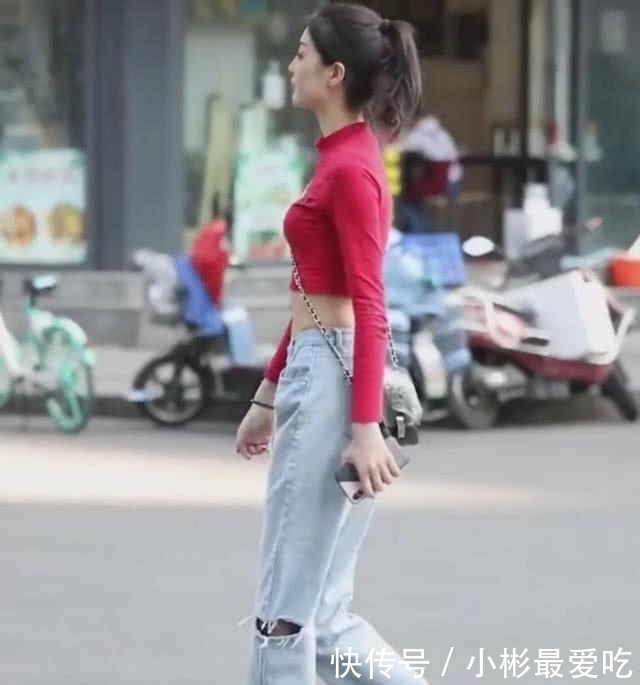 #牛仔裤#路人街拍:小姐姐用“半截衣”搭配牛仔裤,展现青春的时尚气息!