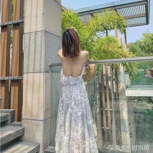 露背连衣裙,性感一点才吸睛