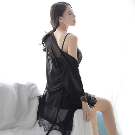 今年女人都流行穿睡裙，时而优雅，时而性感，美不胜收