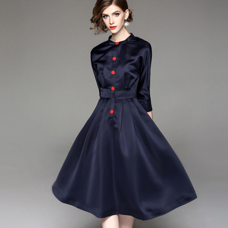 姑娘太美了!身着秋季气质A字裙，显瘦高贵，连背影都美爆