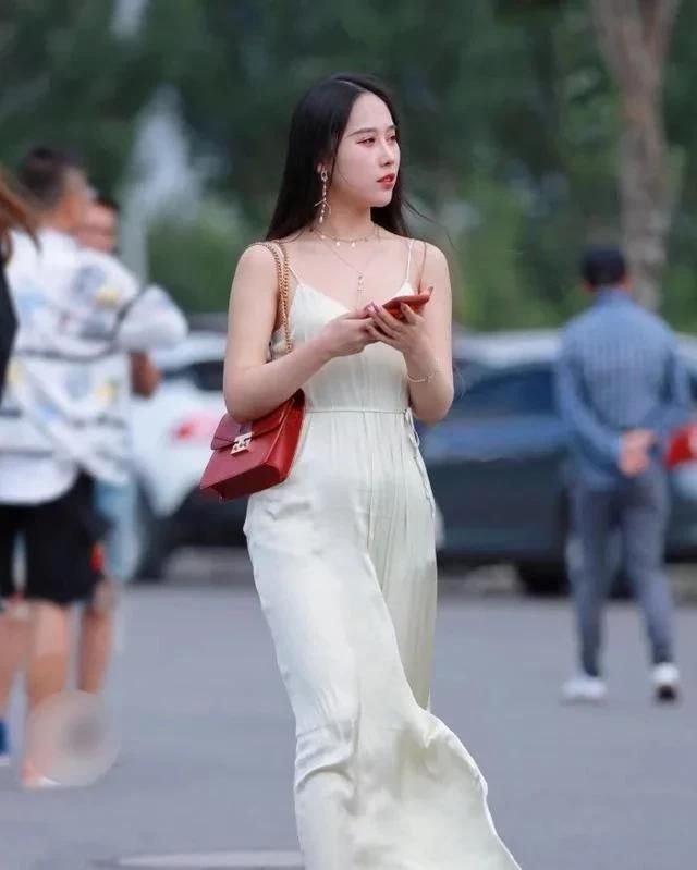  【吊带】街拍;穿超薄吊带长裙,风来了,亮点也就来了
