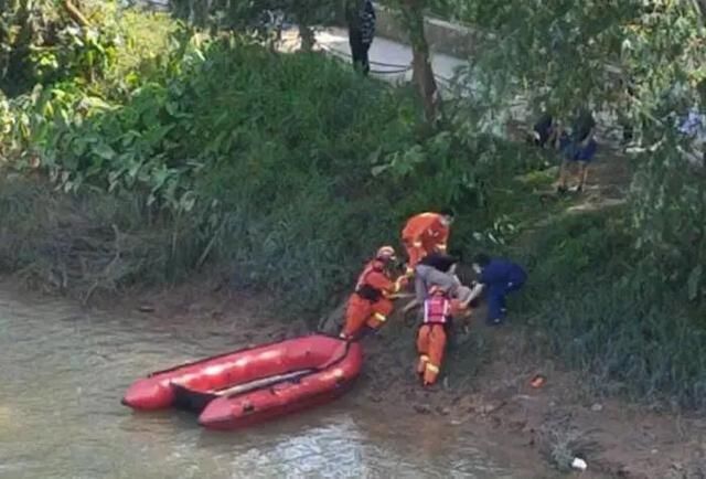 溺水@今天，南宁清水潭一人溺水身亡；钦州二桥底3名小学生游泳时溺亡…