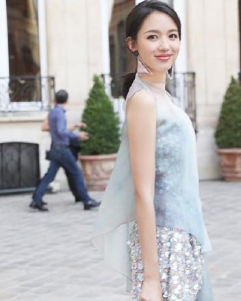 182世姐张梓琳穿平底鞋现身时装周，网友：比穿高跟鞋的腿都长