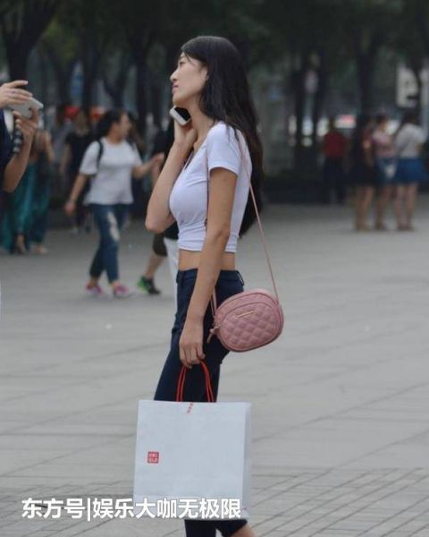  [碎花]街拍：青春靓丽的美女，一件白色背心配碎花短裙，十分迷人