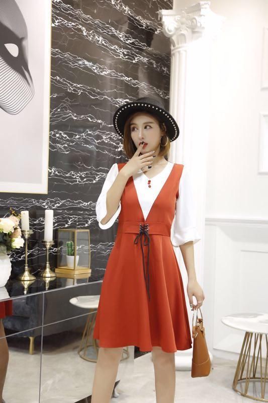 50岁小姨打扮起来真漂亮，如此优雅的秋裙，看上去年轻不少