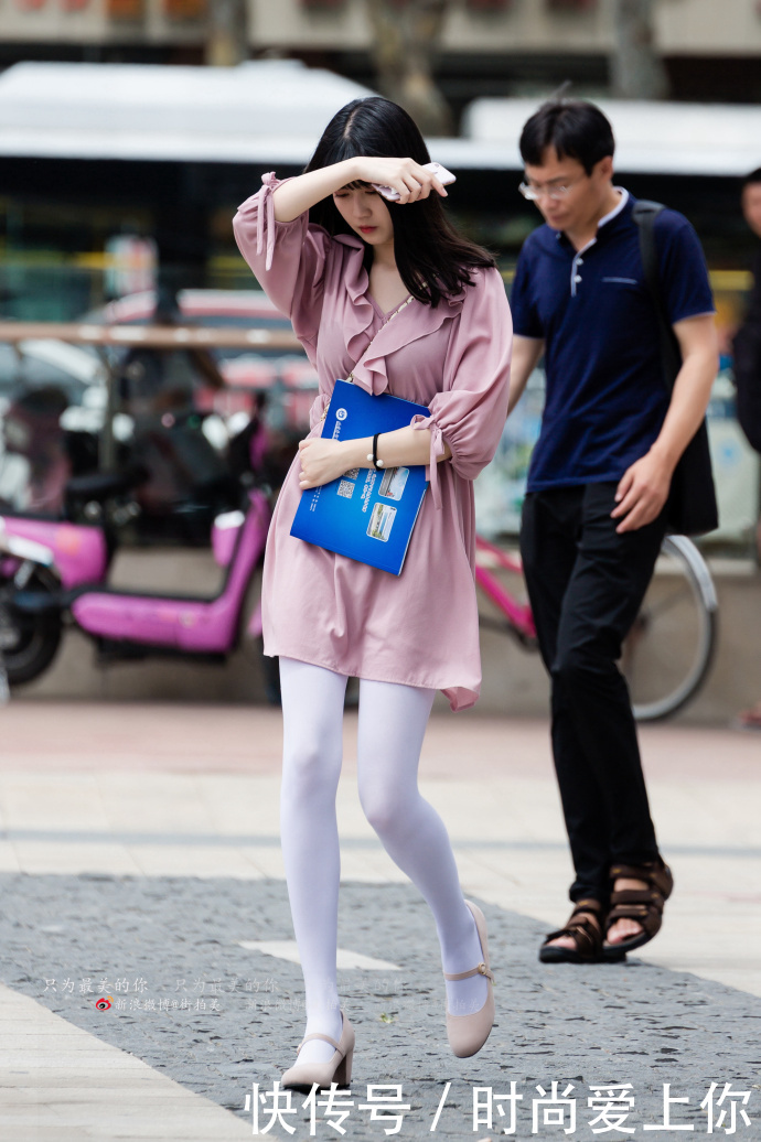 街拍：白色的紧身衣造型感十足，小姐姐上身特别显气质