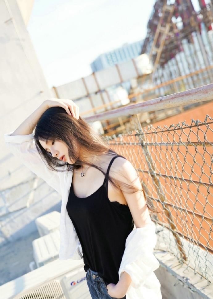 高颜值长发背心美女养眼天台写真图片