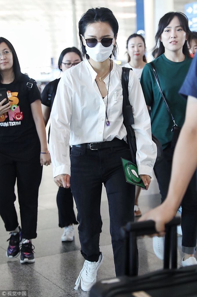 雌雄难辨！周笔畅白衣黑裤玩转中性风 架黑超梳背头帅过小鲜肉