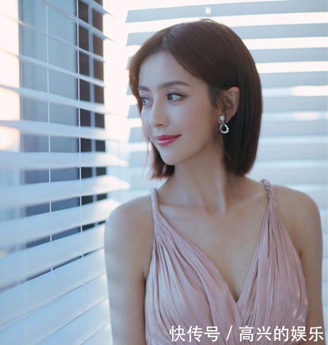 佟丽娅现身机场，回归长发女神，大家觉得短发美还是长发美