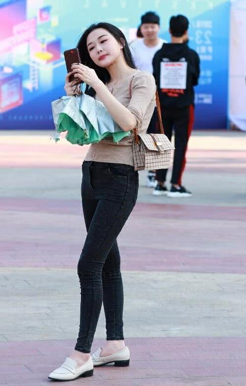 路人街拍，小姐姐下搭黑色弹性牛仔裤，很时尚甜美