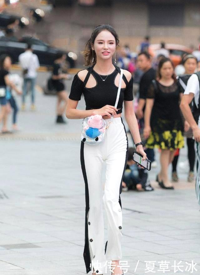 『牛仔裤搭配』街拍:小姐姐经典的黑白搭配,休闲中不失青春活力的气质