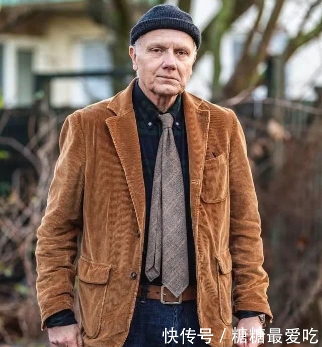  【服饰】一条“普通”的灯芯绒裤，成功吸了跨年女孩子的目光