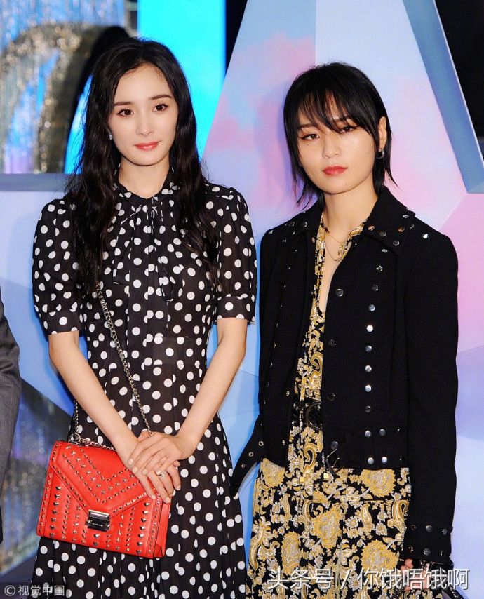 看杨幂和周笔畅脚上的高跟鞋 就知道谁的品味更好 周笔畅输在鞋子