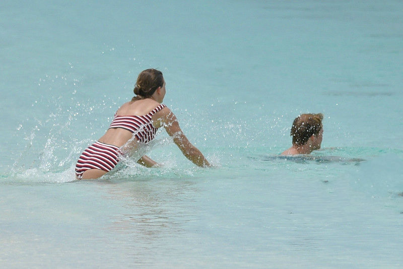 “霉霉”与男友海边缠绵上演“鸳鸯戏水”，弯腰拾物尽显撩人身材