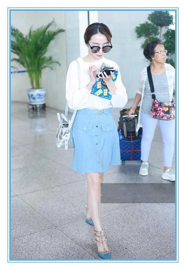 马苏为博眼球，白T配短裤走机场，撞上胡冰卿，清纯装纯一目了然
