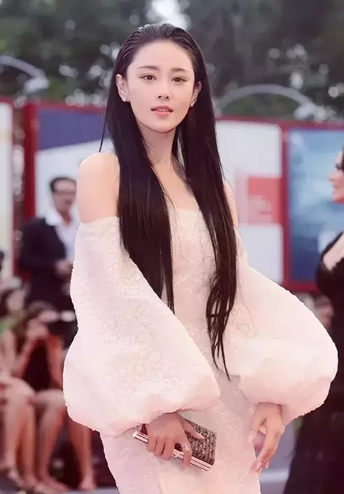 张馨予魅力不减！纯白T恤也能穿这么时尚，网友：都是半身裙给力