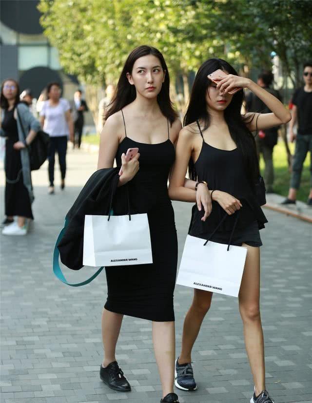 路人街拍，精致的穿衣搭配，连背影都能瞬间抓住一大波眼球