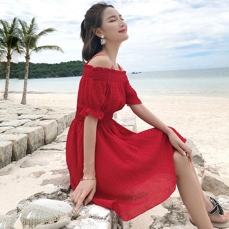 小红裙给的浪漫，普通连衣裙给不了，动人韵味，亭亭而立