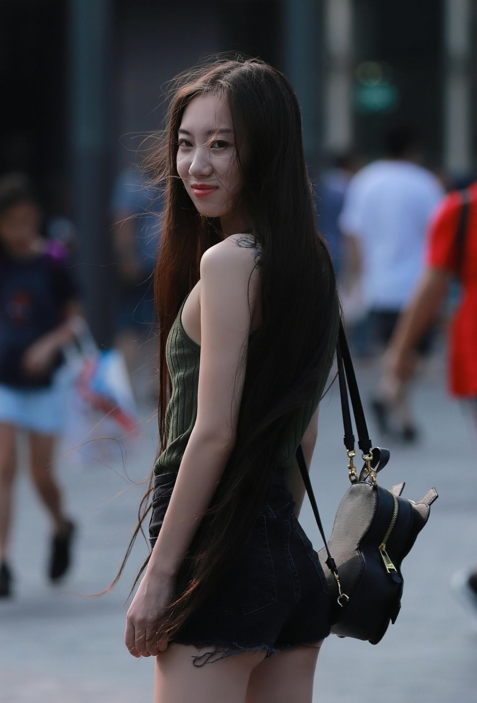 街拍：逛街时遇到一位红色高跟鞋的长腿姑娘，身材真好