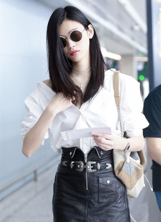 奚梦瑶6月底狂刷机场街拍，蜂腰、长腿超模也是性感姑娘