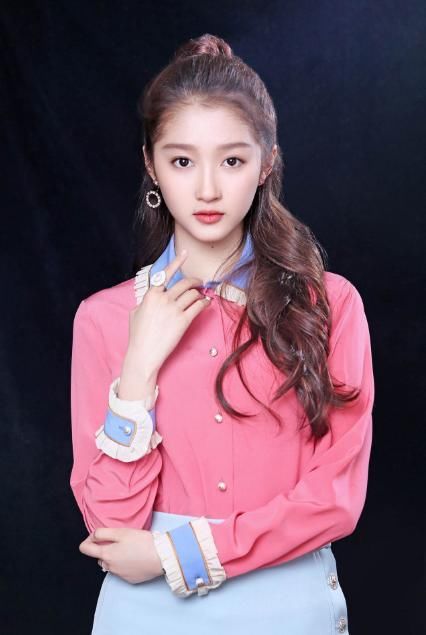 真佩服关晓彤!居然敢穿拖鞋来走机场，一双大长腿美到逆天