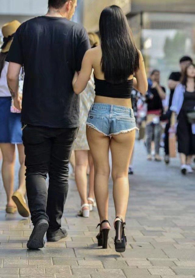 美女街拍：夏日街头的小姐姐们，满街都是大长腿