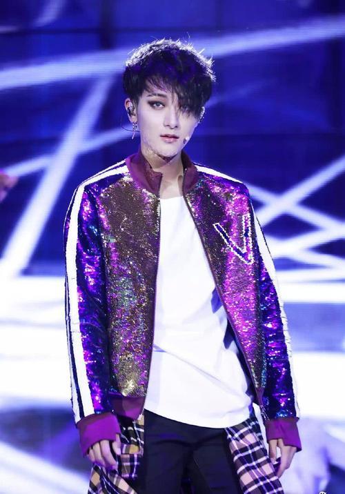 美瞳、眼线都hold不住了！美妆博主黄子韬胖了一圈还撞脸王思聪？