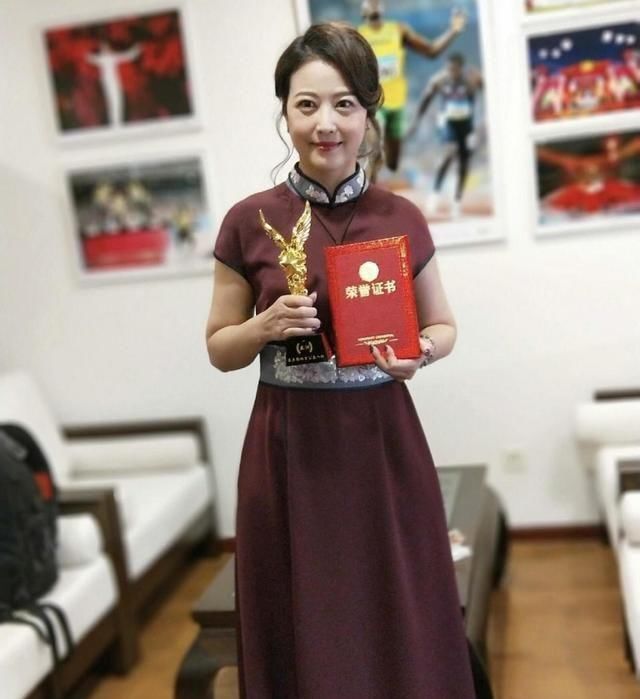  『女人』上了年纪的女人，穿红色连衣裙更有高级感