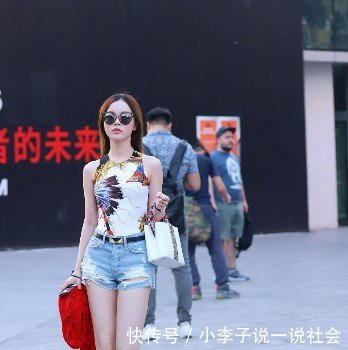 路人街拍图1清纯，图2女人味十足，图3灵动性感