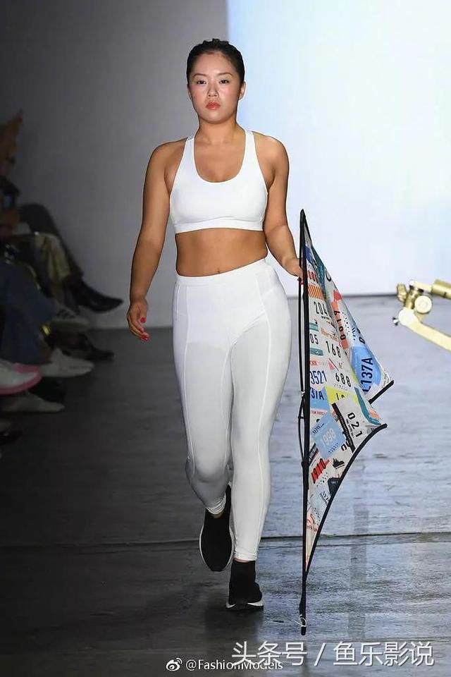 王菊近照认不出，腰部赘肉双下巴抢镜，网友：大码模特了解下！