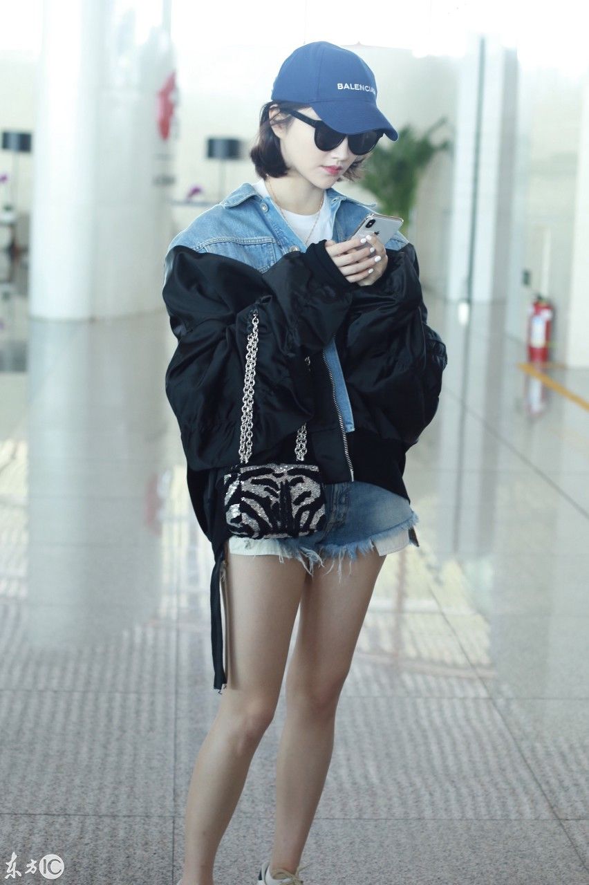 景甜现身机场，穿牛仔短裤时尚吸睛