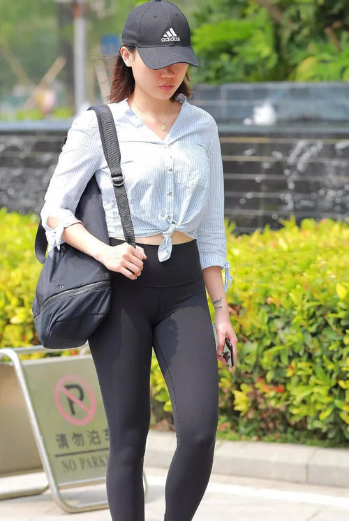 路人街拍，小姐姐穿上紧身瑜伽裤后，看上去格外的迷人俏皮