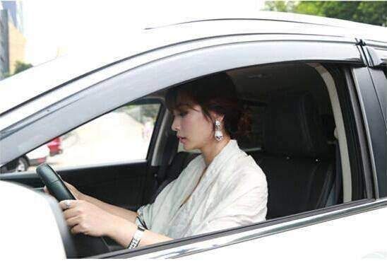 看上去像个新手,而网友们看到女神这张照片,纷纷说道"女神开车注野膊