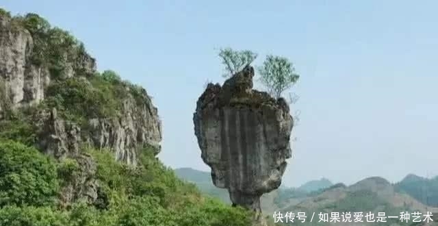 云南深山发现一奇石,高70米,上粗下细,屹立至今有千万年历史