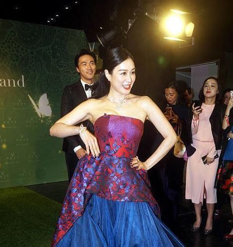 当小S与钟丽缇同穿抹胸裙，网友：终于知道丰腴和肥胖的差距了！