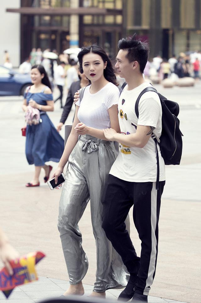 路人街拍，小姐姐白色的t恤长裙，简约而大方，显得活力而青春