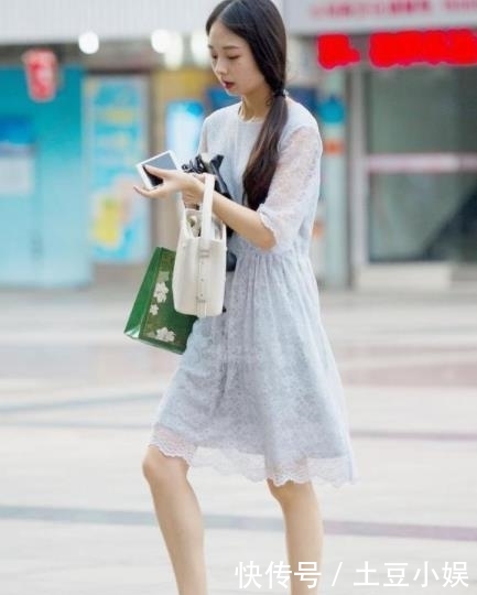 『气质』街拍:温柔之至的美女,身穿浅蓝色连衣裙,气质温婉动人