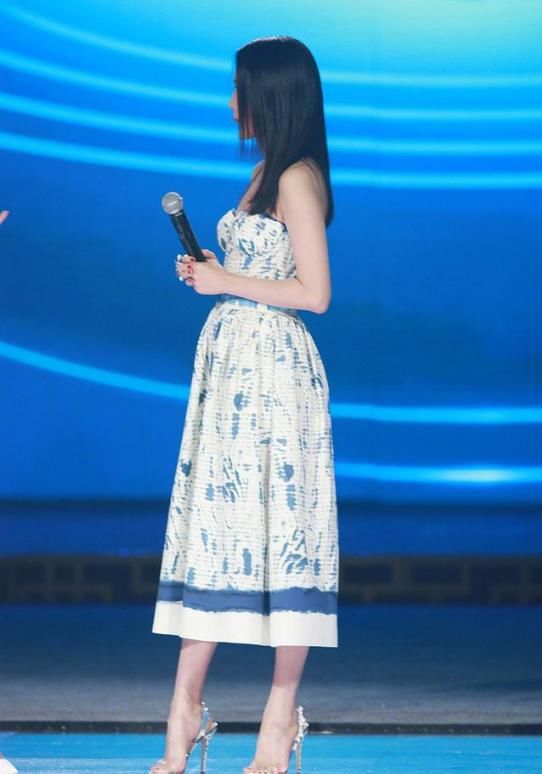 舒淇厉害了，踮起脚尖踩一对鞋底走路，网友:和冯德伦越来越像了