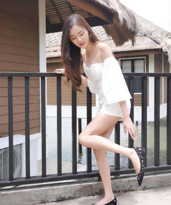 街拍: 小姐姐不食人间烟火, 太清纯我任性我就要秀!