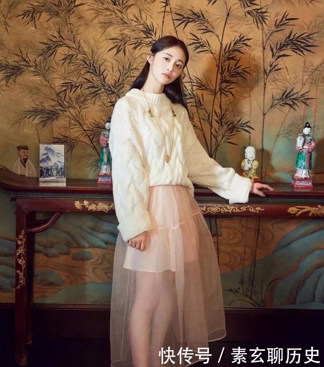  『显瘦』早春不要乱穿，2020年流行：针织衫+初恋裙，减龄显瘦，太美了