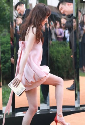 唐嫣穿着“恨天高”穿行草地，一踩一个坑，她的鞋跟究竟有多高?