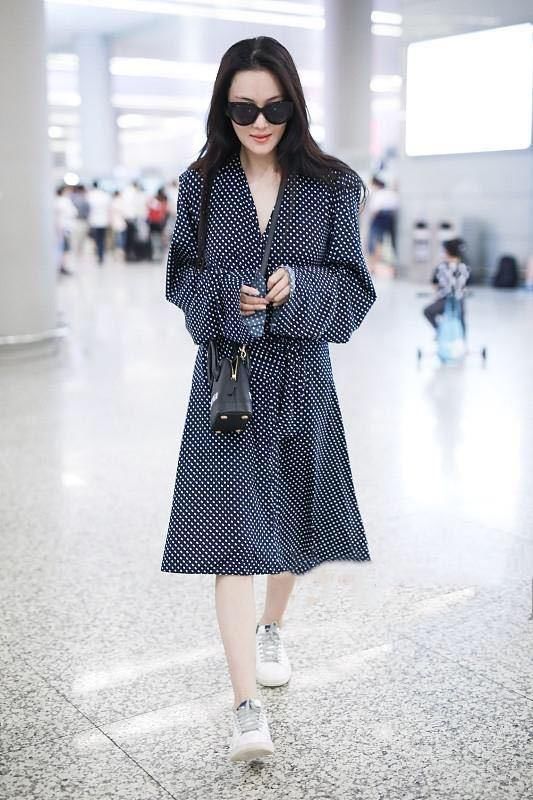 张馨予与范冰冰，机场同穿波点裙，两个女神谁更美？