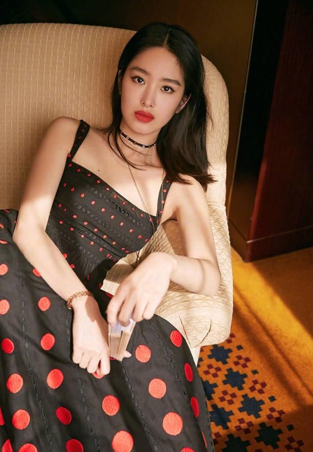 《芳华》女主杨采钰现在越来越会穿了，整个的衣品特有气场